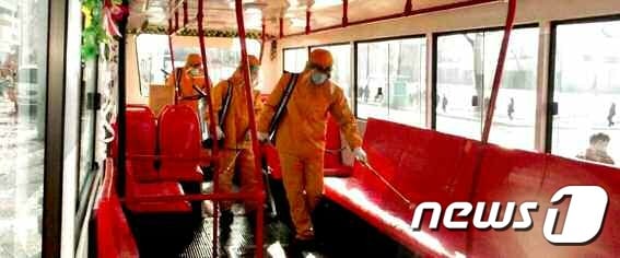 (평양 노동신문=뉴스1) = 북한 노동당 기관지 노동신문은 28일 '신형 코로나비루스(바이러스) 감염증을 철저히 막자'는 제목의 특집 기사를 싣고 관련 사진을 공개했다. 사진은 강원도의 한 전차 안에서 방역을 하고 있는 모습. [국내에서만 사용가능. 재배포 금지. DB 금지. For Use Only in the Republic of Korea. Redistribution Prohibited] rodongphoto@news1.kr