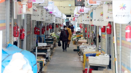 전북 군산시가 코로나19로 어려움을 겪고 있는 시민들을 위해 편성한 추경예산 1220억원을 신속하게 집행한다. /뉴스1 ⓒ News1 유경석 기자