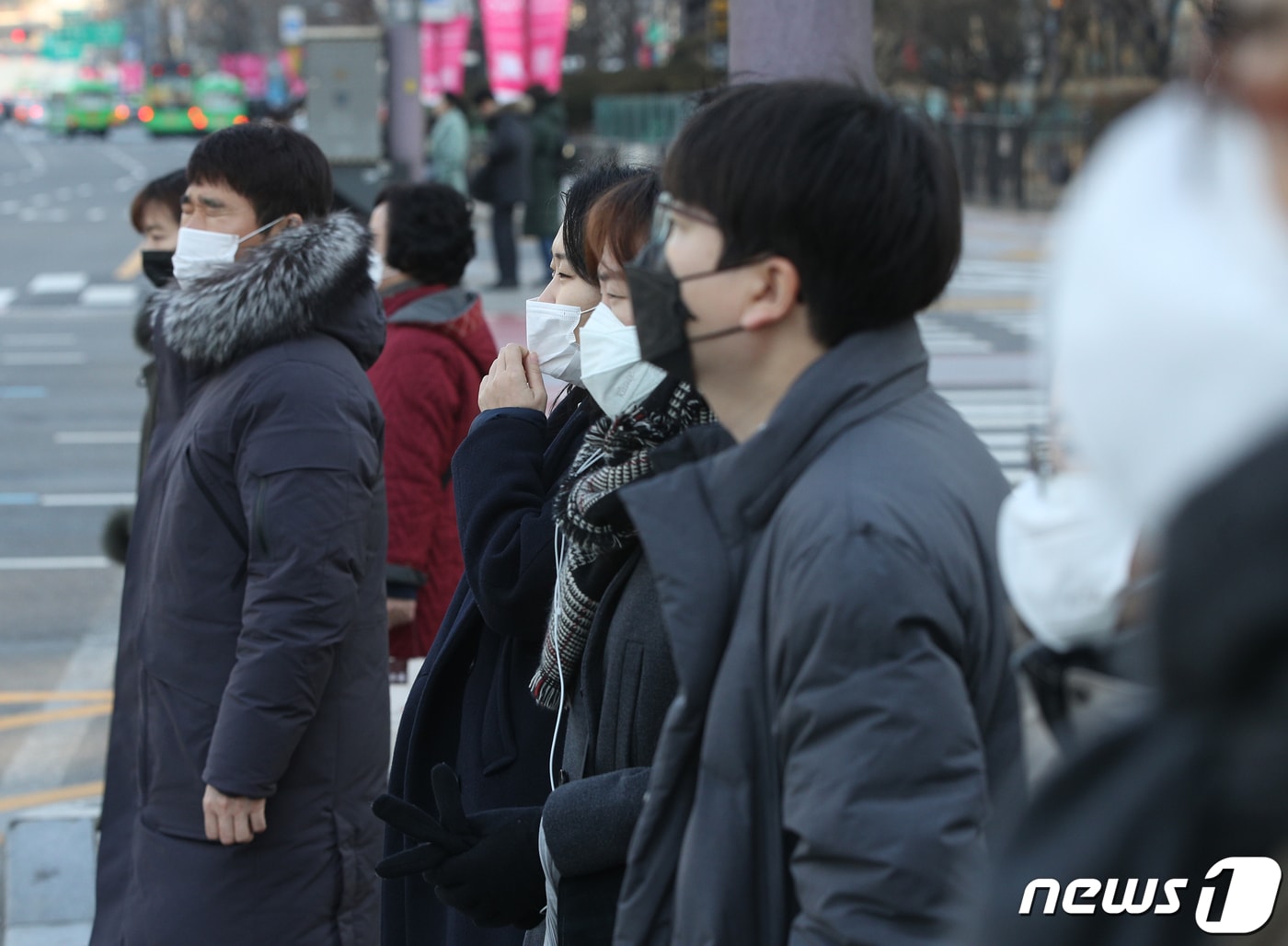 4일 오전 서울 광화문네거리에서 두꺼운 옷을 입은 시민들이 출근하고 있다. 2020.2.4/뉴스1 ⓒ News1 신웅수 기자