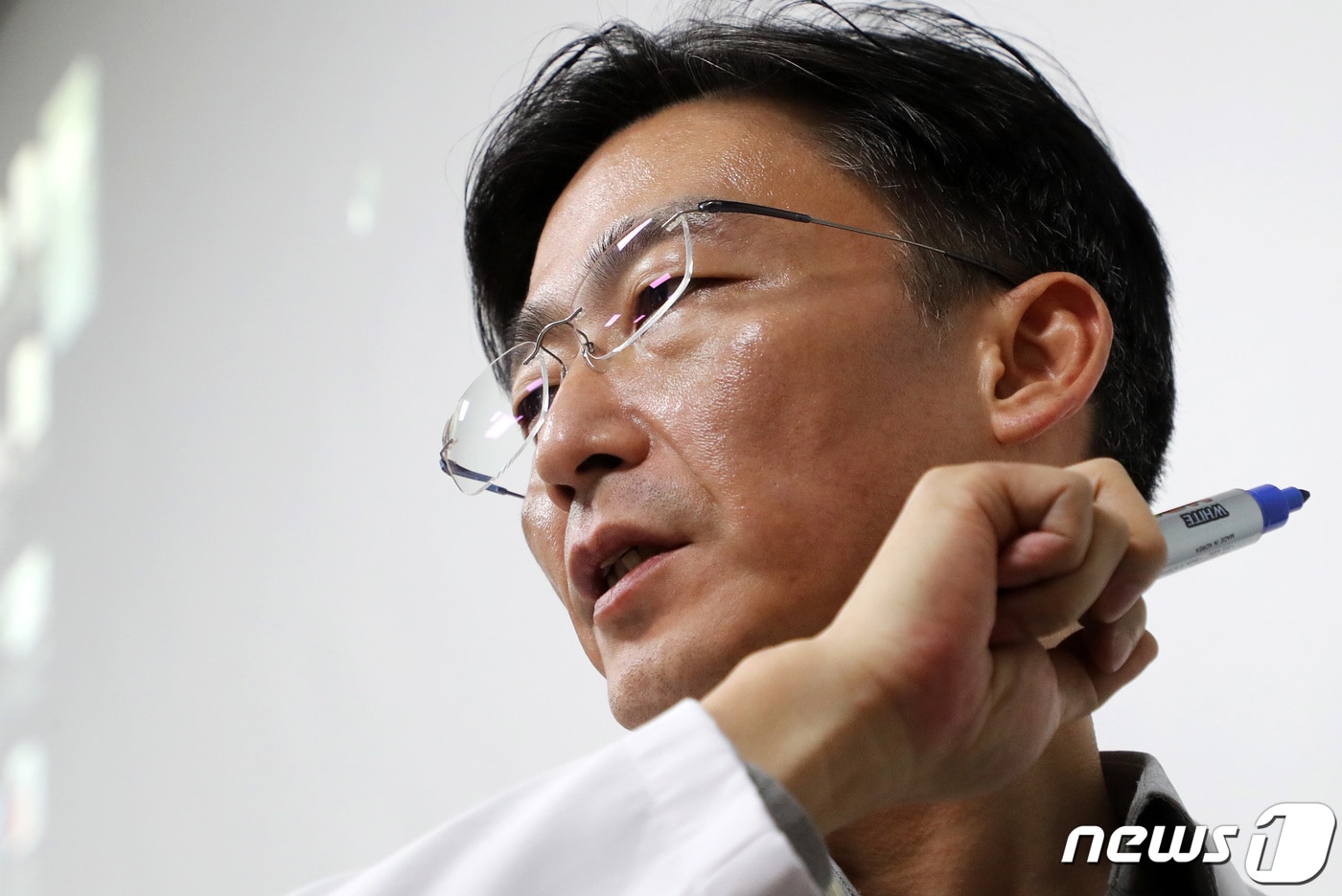 이국종 아주대병원 교수가 경기도 수원시 아주대병원 경기남부권역외상센터에서 입장을 밝히고 있다. 2020.2.5/뉴스1 ⓒ News1 조태형 기자