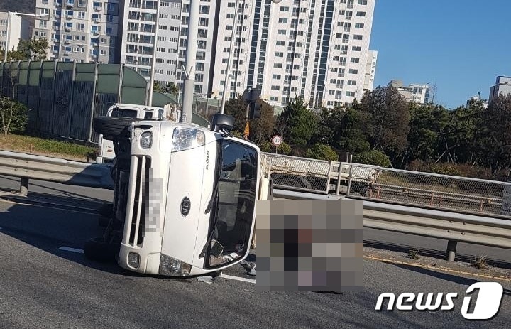 5일 오후 2시53분쯤 부산 사하구에 있는 한 도로에서 모닝이 앞서가던 봉고트럭을 추돌했다. 이 사고로 봉고 트럭이 도로에넘어져 있다...(부산지방경찰청 제공)ⓒ 뉴스1