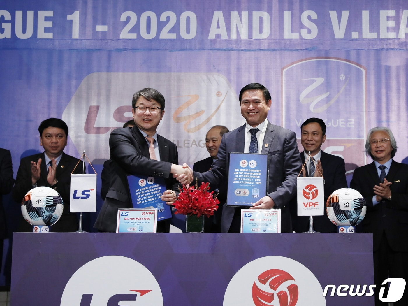 LS V1 리그 후원계약 체결식에서 안원형 ㈜LS 부사장(좌)과 쩐 아잉 뚜 VPF 회장(우)이 계약 체결 후 악수를 하고 있다.ⓒ 뉴스1