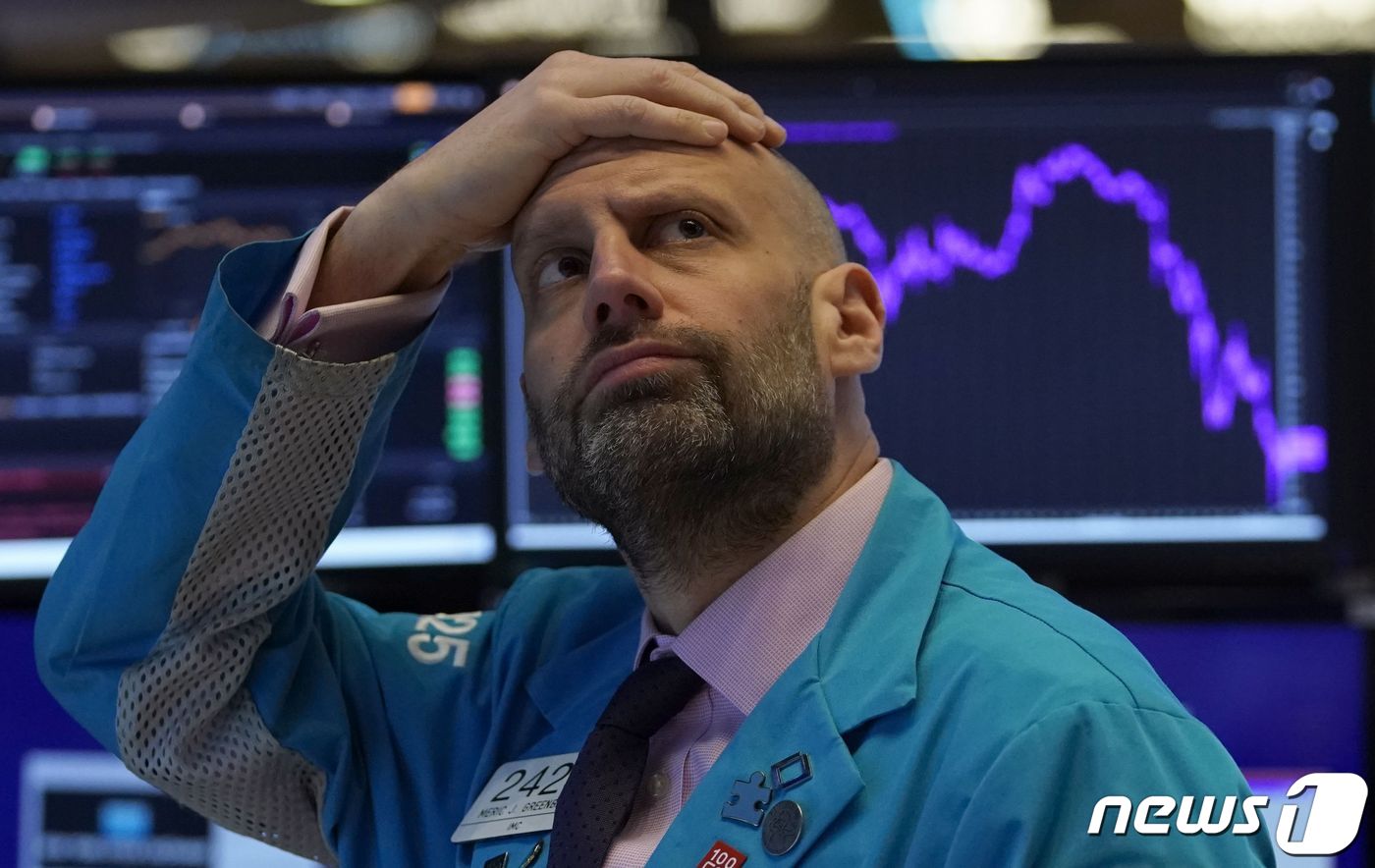 뉴욕증권거래소에서 한 트레이더가 망연자실한 표정으로 전광판을 주시하고 있다. ⓒ AFP=뉴스1 ⓒ News1 이동원 기자 <자료사진>