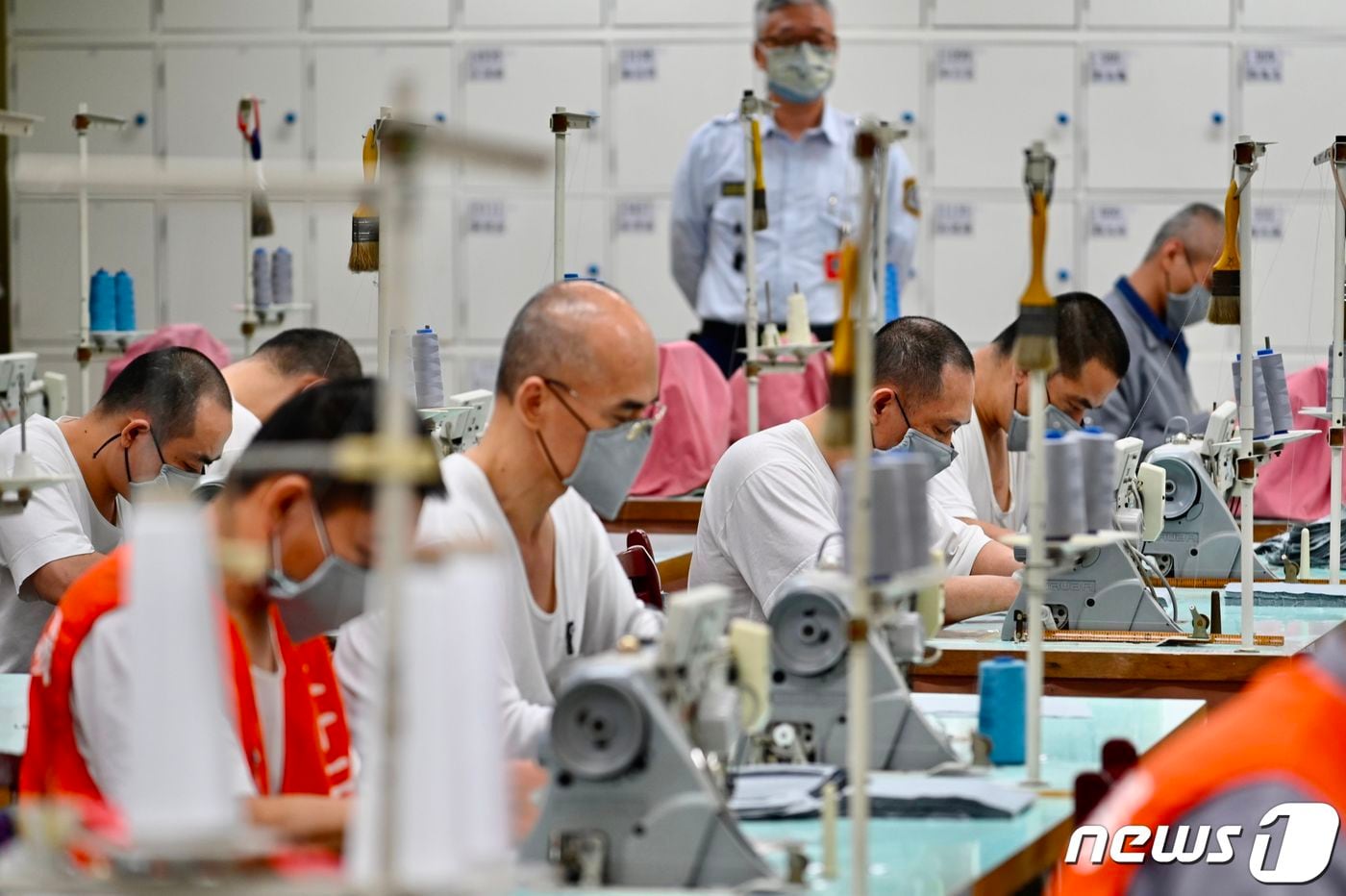 대만 타오위안에 있는 타이베이 교도소에서 10일 마스크를 착용한 재소자들이 재봉틀을 이용해 무언가를 열심히 만들고 있다. 이들이 제작하는 것은 바로 안면 마스크다. ⓒ AFP=뉴스1 ⓒ News1 이원준 기자