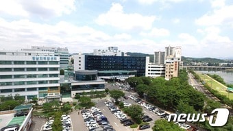 경상대병원이 코로나19 극복을 위해 병원내 매장 9곳의 임대료를 30% 인하한다.  사진은 경상대병원 전경. ⓒ 뉴스1