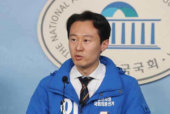 지난 3월 12일 총선 출마 선언을 할 당시의 이탄희 더불어민주당  의원. 그 무렵 공황장애가 재발, 지금까지 큰 고통을 겪고 있으며  의원직을 올바르게 수행하기 위해 잠시 국회를 떠나 치료에 전념, 온전한 모습으로 돌아오겠다고 했다. ⓒ News1 