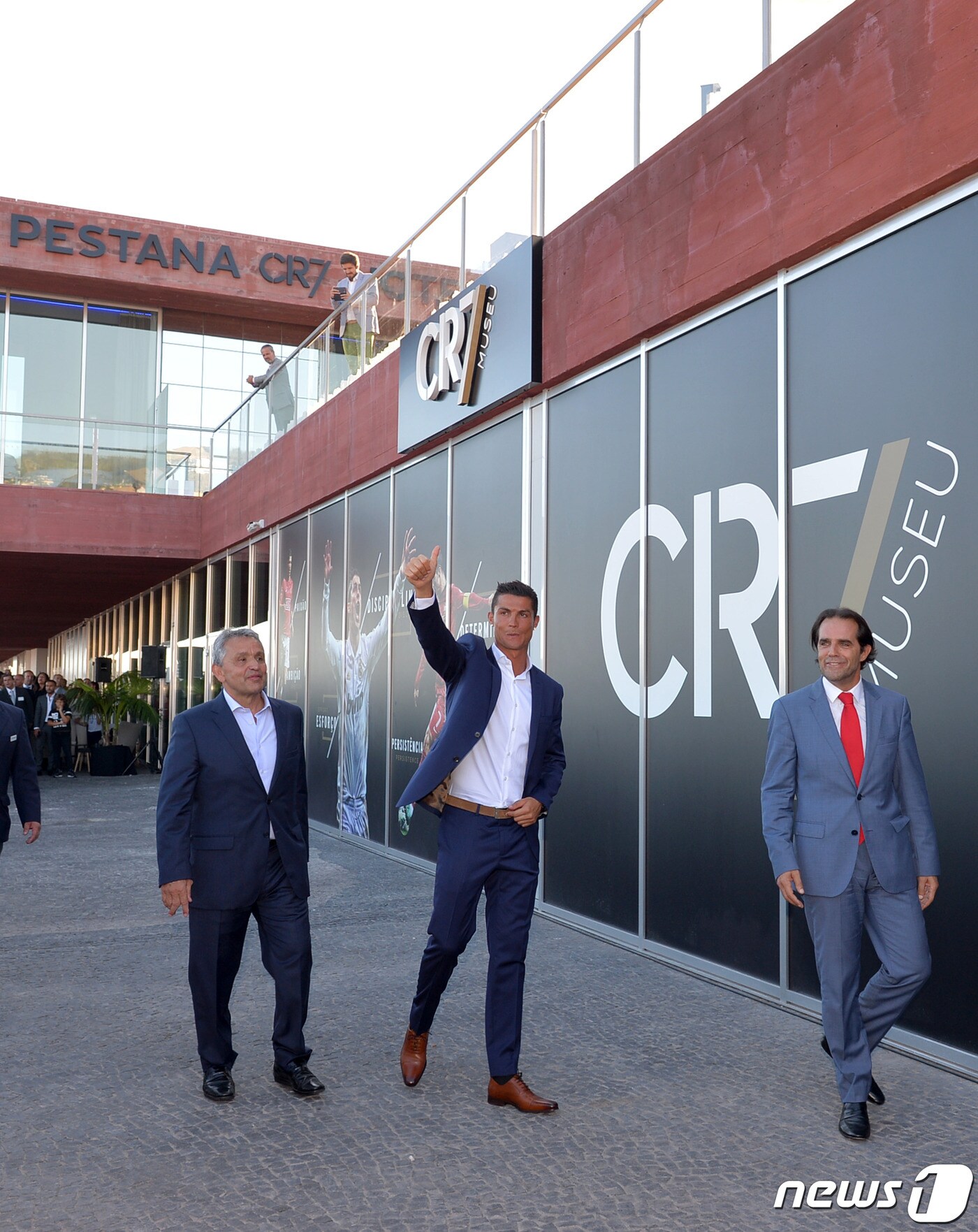 호날두의 포르투갈 내 호텔을 병원으로 개조해 제종한다는 뉴스는 거짓으로 판명됐다.