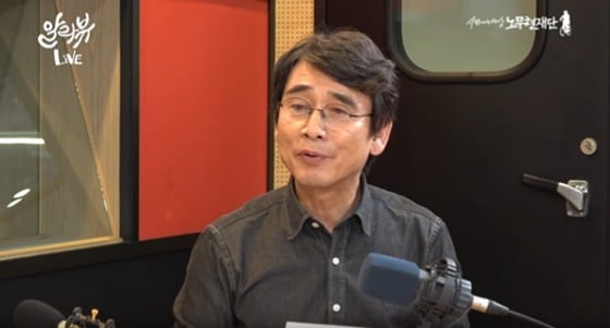 유시민 노무현재단 이사장은 3일 방송 인터뷰에서 "윤석열 검찰총장은 문재인 대통령에 대한 존중심이 없다"며 윤 총장을 겨냥한 뒤 "대통령 주변은 다 섞었기에 캐면 다 나온다는 생각에 사로잡혀 있다"고 주장했다. 유튜브 갈무리 ⓒ 뉴스1