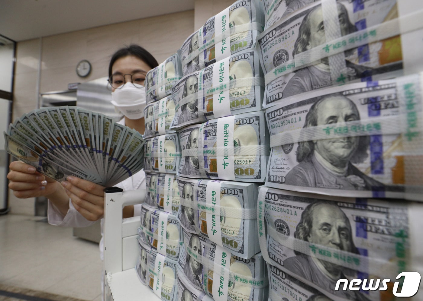 서울 중구 하나은행 위변조대응센터에서 직원이 달러 지폐를 점검하고 있다. 2020.3.18/뉴스1 ⓒ News1 신웅수 기자