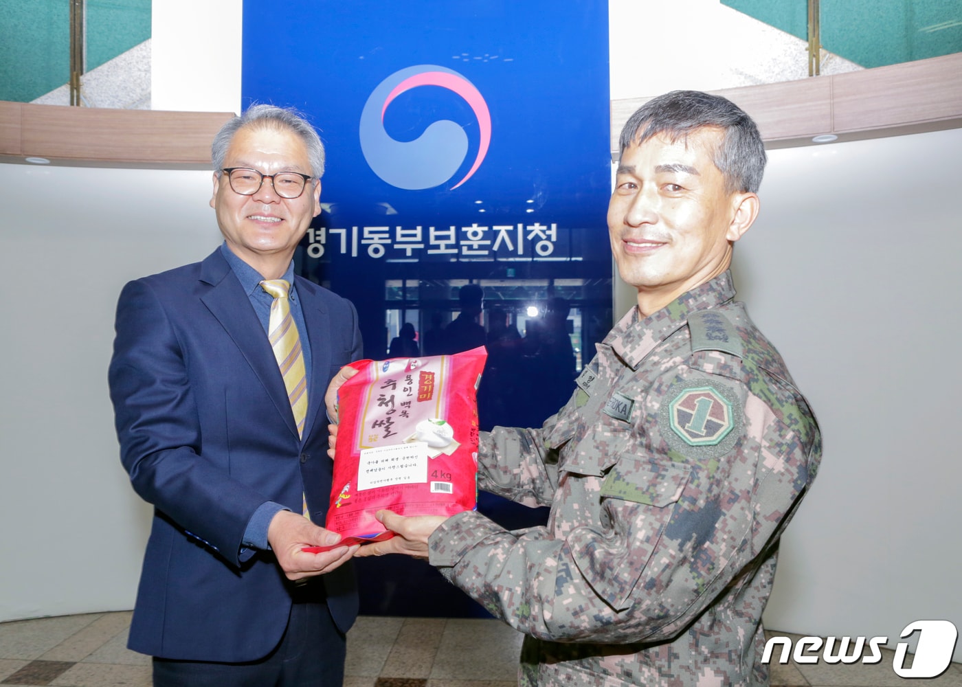 지상작전사령부 인사차장 김영균 대령이 용인 지역 보훈대상자를 위해 준비한 위문품을 경기동부보훈지청 관계자에게 전달하고 있다.(지작사 제공) ⓒ News1 