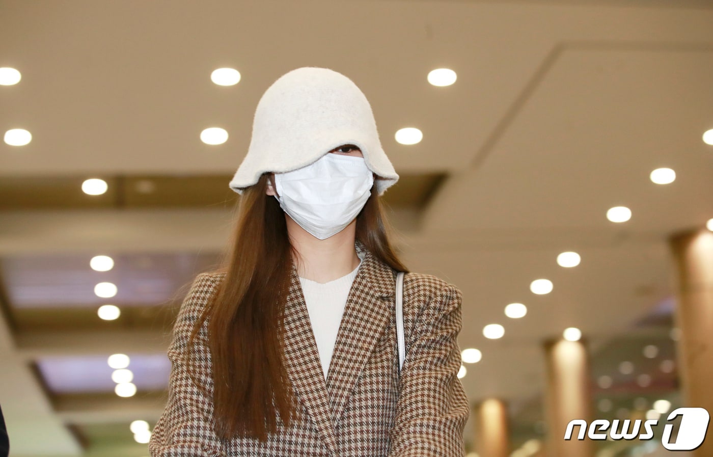 트와이스(TWICE) 쯔위가 고향인 대만에서 휴가를 마치고 18일 오후 인천국제공항을 통해 입국하고 있다. 2020.3.18/뉴스1 ⓒ News1 권현진 기자