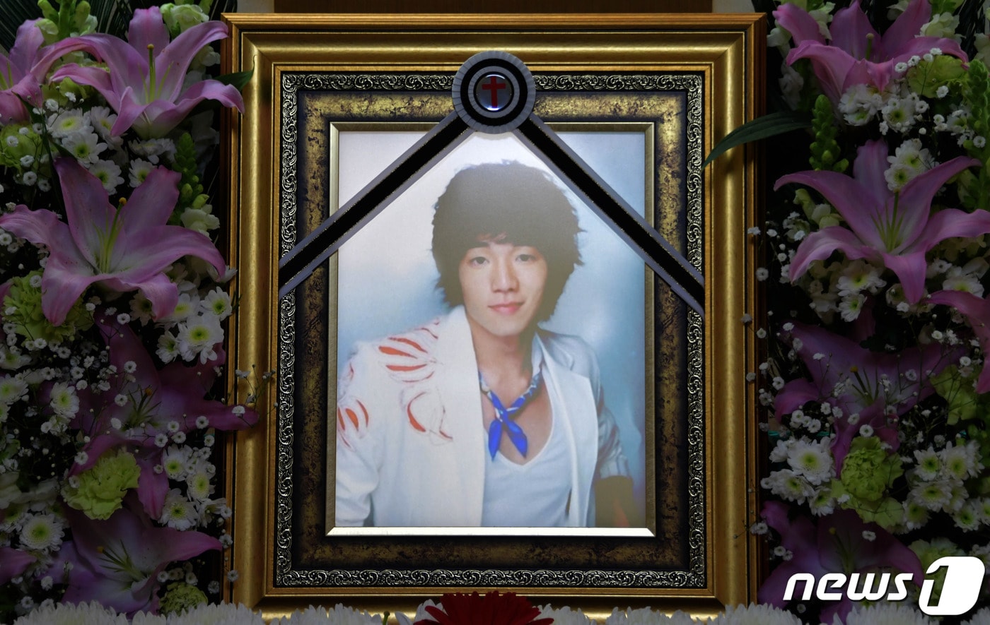 지난 18일 급성패혈증으로 갑작스럽게 세상을 떠난 故 배우 문지윤 씨의 빈소가 서울 노원구 인제대학교 상계백병원 장례식장에 마련됐다. 발인은 오는 20일. 사진=사진공동취재단 ⓒ 뉴스1