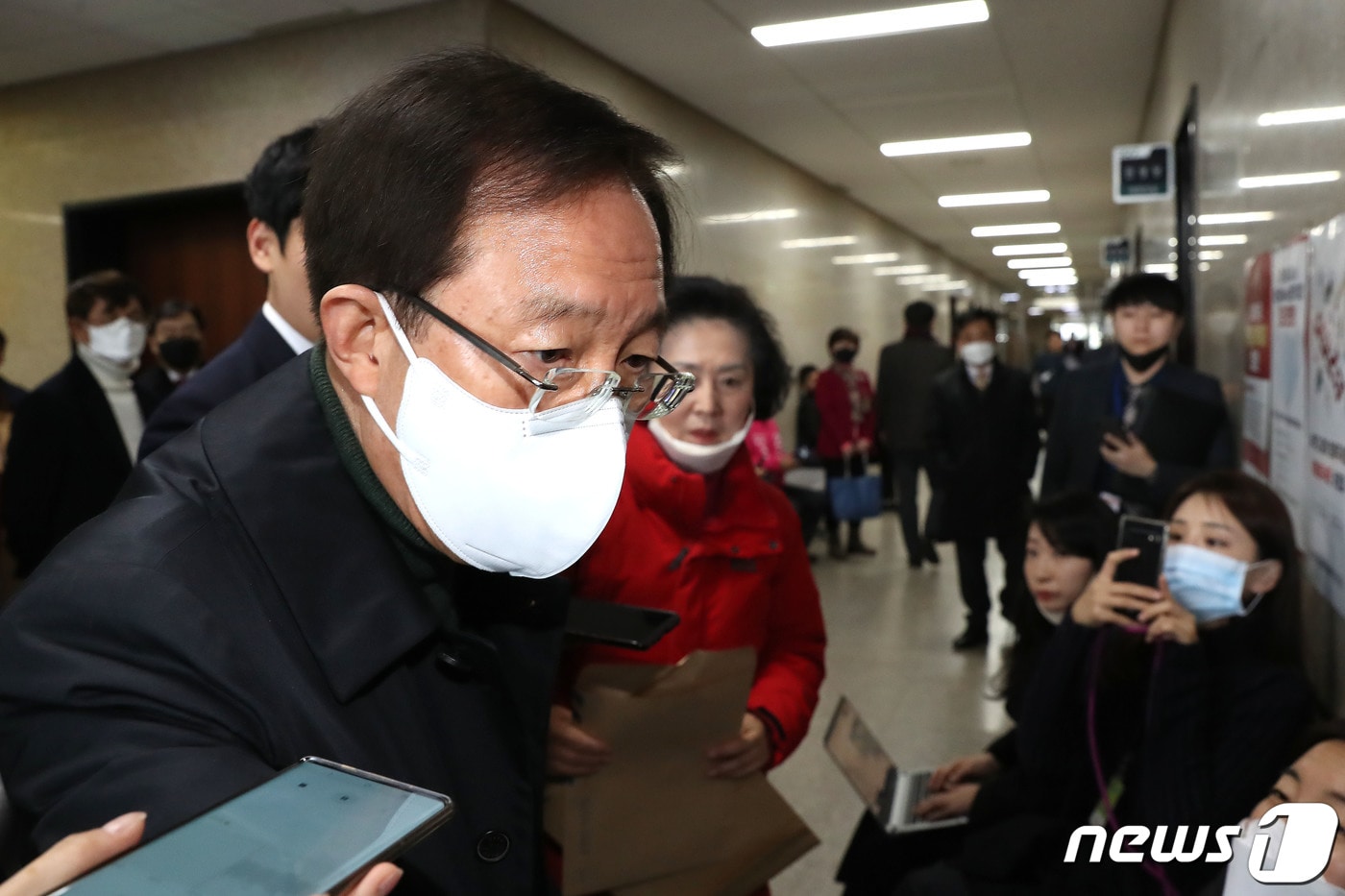 이석연 미래통합당 공천관리위원회 위원장 권한대행이 19일 오후 서울 여의도 국회에서 열린 공천관리위원회 회의에 참석하고 있다. 2020.3.19/뉴스1 ⓒ News1 임세영 기자