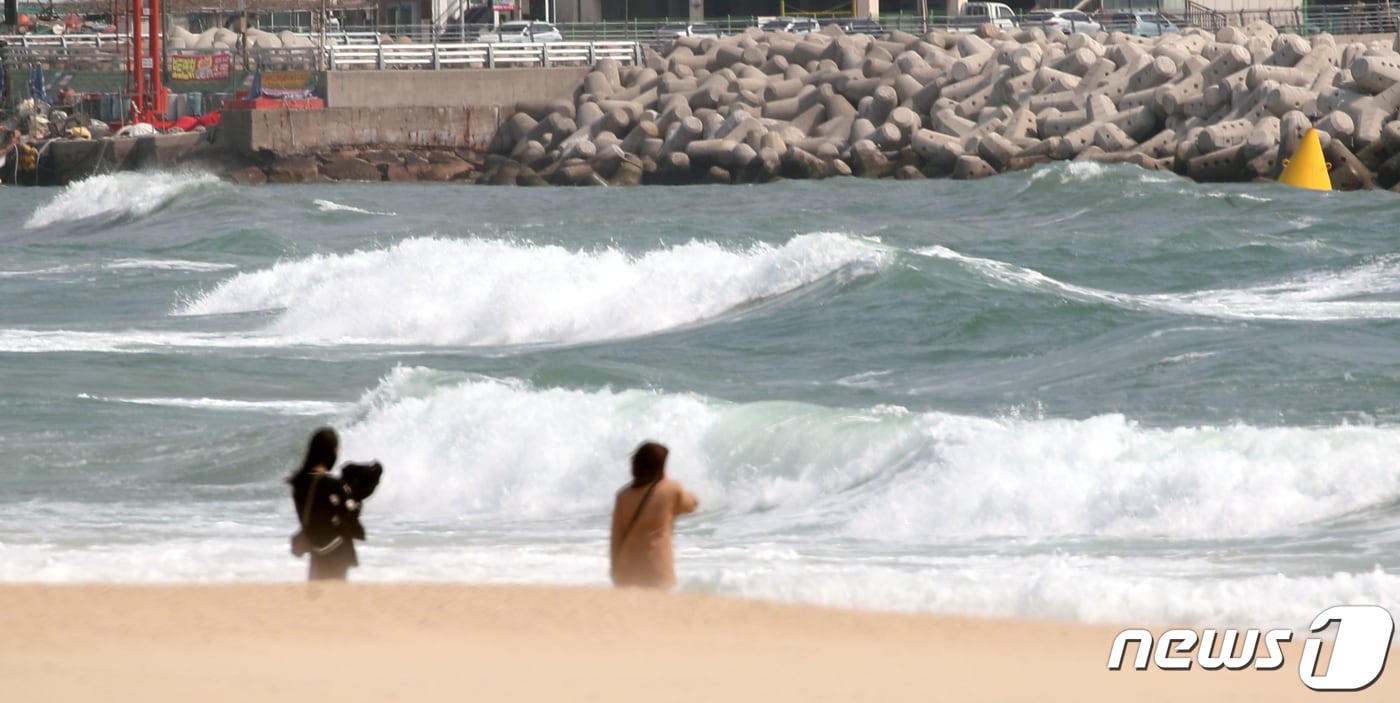 19일 부산 해운대해수욕장에 높은 파도가 강풍과 함께 해안으로 몰아치고 있다. 이날 오전 9시를 기해 부산,울산,대구,경남,경북,제주에 강풍주의보가 발효됐다. 2020.3.19 ⓒ 뉴스1 여주연 기자