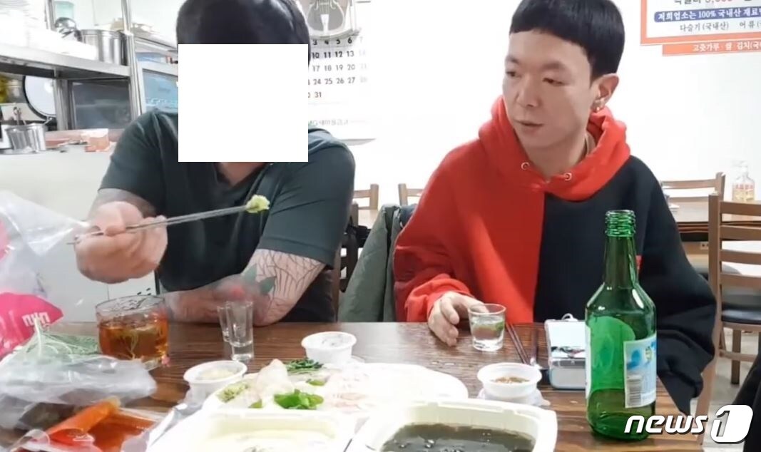유튜버 김재석씨가 올린 '실시간 중학교 친구랑 한잔하자'라는 영상 캡쳐. 피의자 이씨(왼쪽)와 피해자 김재석씨(오른쪽). 영상 속 이씨가 젓가락으로 와사비를 잔뜩 집은 모습 ⓒ 뉴스1