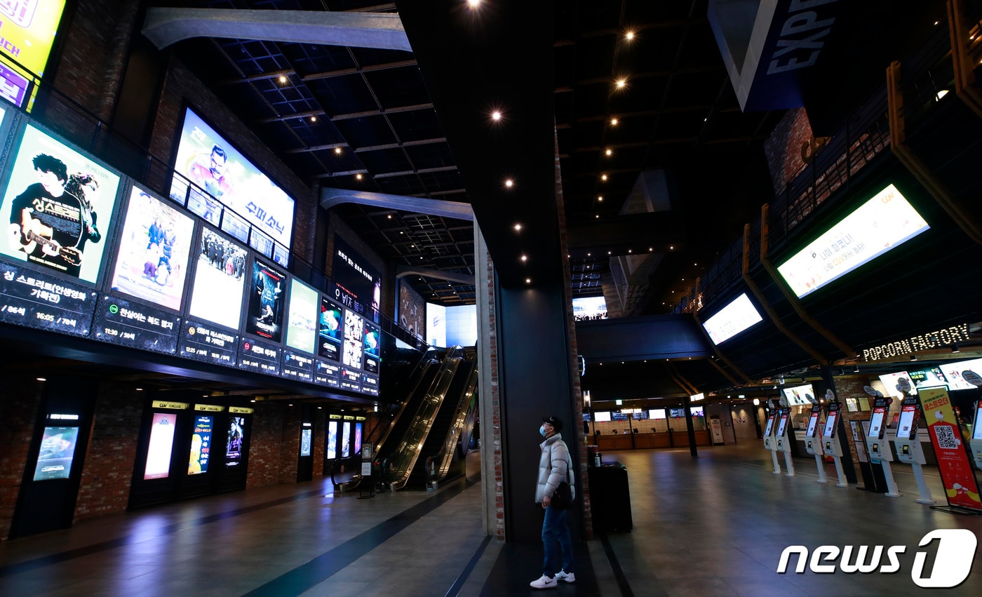 신종 코로나바이러스 감염증(코로나19) 확진자가 지속적으로 늘어나고 있는 20일 서울의 한 대형 영화관이 한산한 모습을 보이고 있다. 2020.3.20/뉴스1 ⓒ News1 권현진 기자
