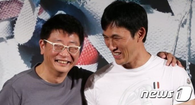 부산 조폭사회를 사실적으로 묘사해 2001년 820만 관객을 동원한 영화 '친구'의 곽경택 감독(왼쪽)과 주연배우 유오성. 곽 감독 동생은 21대 공천에서 떨어진 반면 유오성의 형은 공천을 따냈다.  ⓒ 뉴스1