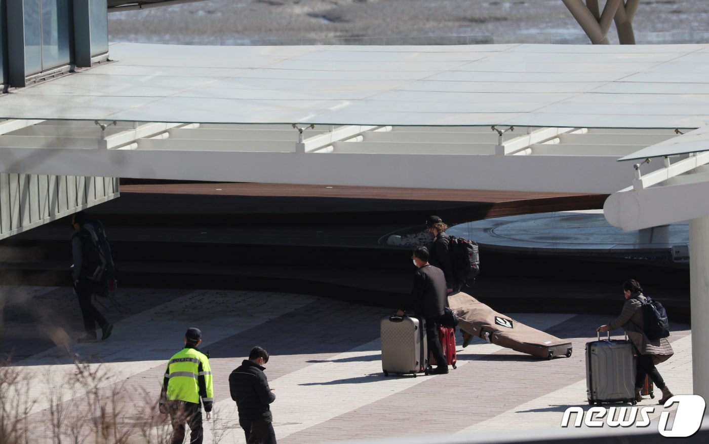 지난 3월 유럽발 입국자들이 임시생활시설인 인천 중구 SK 무의 연수원으로 들어서고 있다. 2020.3.22/뉴스1 ⓒ News1 황기선 기자