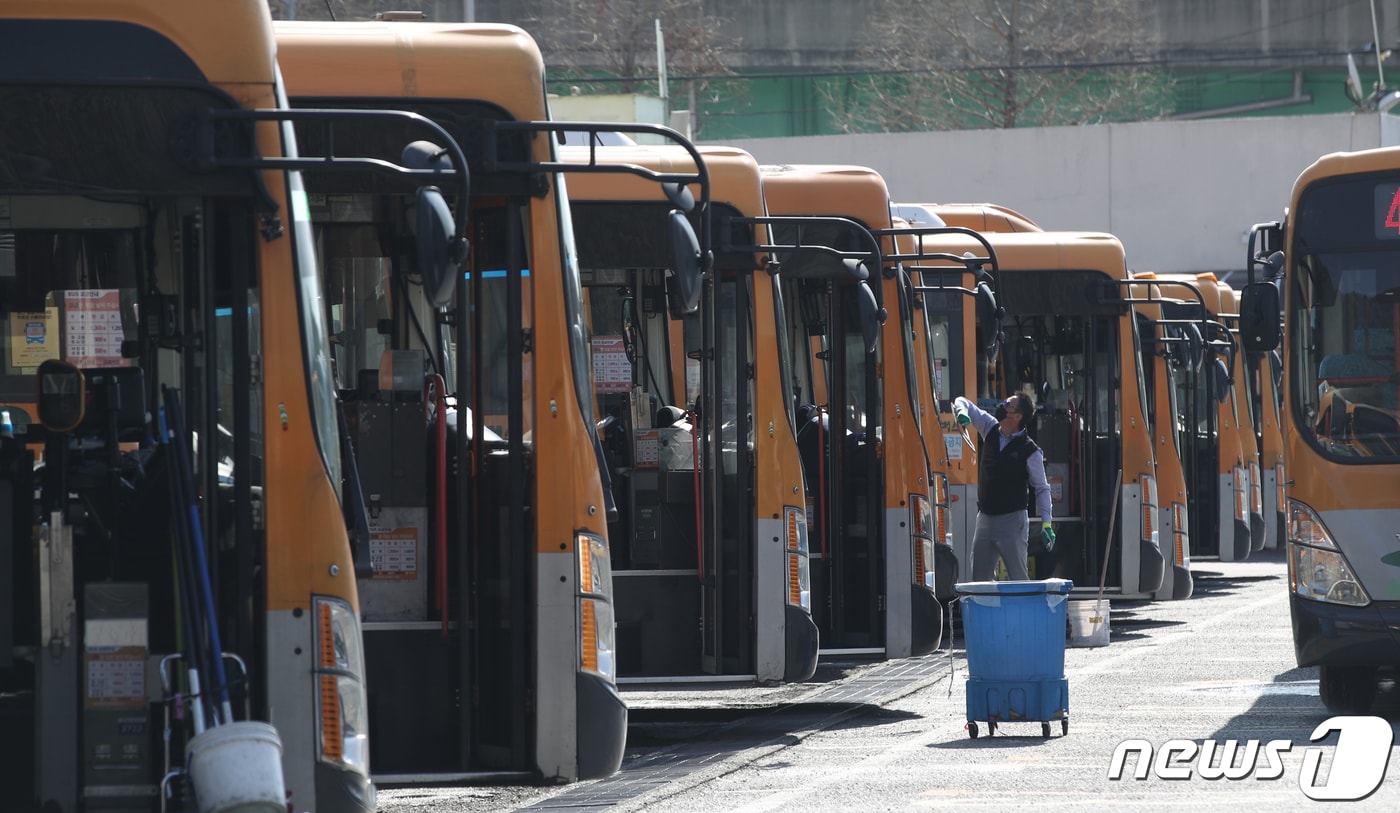 울산 울주군 율리 시내버스 공영차고지에서 담당 기사가 버스를 점검하고 있다. ⓒ News1 DB 윤일지 기자