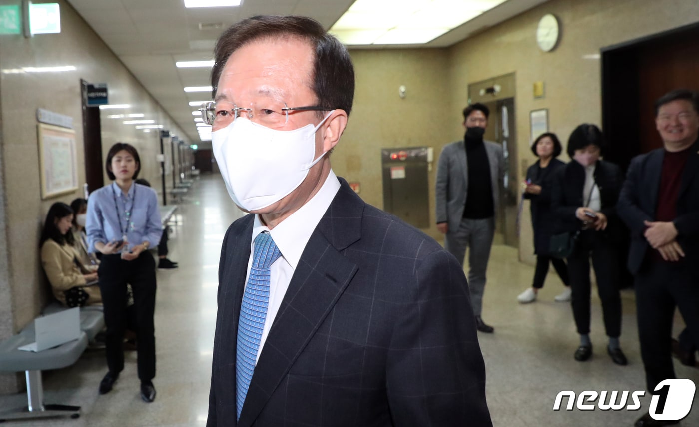 이석연 미래통합당 공천관리위원장 권한대행이 24일 서울 여의도 국회에서 열린 공관위 회의에 참석하고 있다. 이날 공관위는 인천 연수을에 민경욱 의원, 대구 달서갑에 홍석준 전 대구시 경제국장을 공천확정했다.2020.3.24/뉴스1 ⓒ News1 김명섭 기자