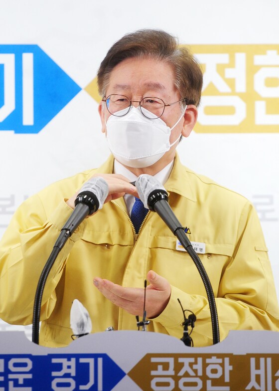 지난 3월 24일 경기도청 브리핑룸에서 재난기본소득 지급계획을 밝히고 있는 이재명 경기지사. 이 지사는 3일 "앞으로 몇차례 더 재난지원금을 지급해야할 상황이 올 것이다"며 그땐 보다 많은 돈을 전국민에게 지급해야 한다고 강조했다. ⓒ News1 경기사진공동취재단