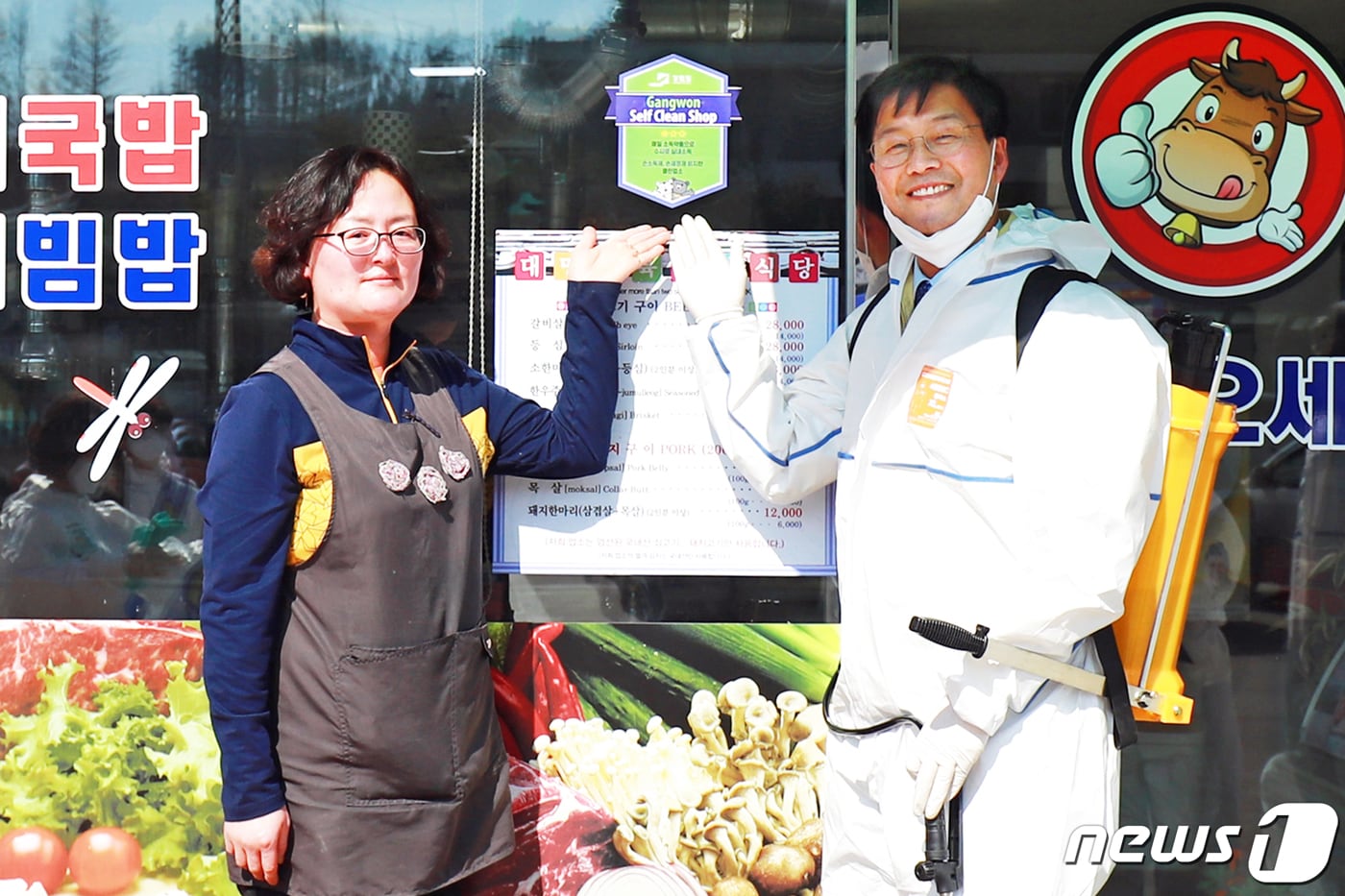 류태호 태백시장(오른쪽)과 강원셀프클린숍에 인증된 자영업자가 지난 3월24일 강원 태백역에서 열린 ‘클린 태백 만들기’ 범시민 캠페인에서 구호를 외치며 기념촬영을 하고 있다. 류 시장은 “신종 코로나바이러스 감염증(코로나19)으로 자영업자와 소상공인은 물론 시민 모두가 어려운 시간을 보내고 있다”며 “우리 모두 함께 극복해 나가자”고 말했다. (태백시청 제공) 2020.3.24/뉴스1 ⓒ News1