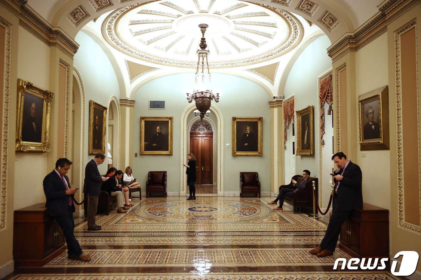 24일(현지시간) 워싱턴 의사당에서 취재진들이 스티븐 므누신 미국 재무장관과 척 슈머 민주당 상원원내 대표의 코로나19 관련 2조달러 규모 경기부양 법안 협상 결과를 기다리고 있다. ⓒ AFP=뉴스1 ⓒ News1 우동명 기자