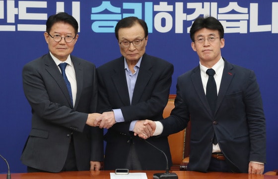 이해찬 더불어민주당 대표가 25일 오전 서울 여의도 국회에서 우희종, 최배근 더불어시민당 공동대표의 예방을 받고 기념촬영을 하고 있다. 왼쪽부터 우희종 공동대표, 이해찬 대표, 최배근 공동대표. ⓒ News1 박세연 기자