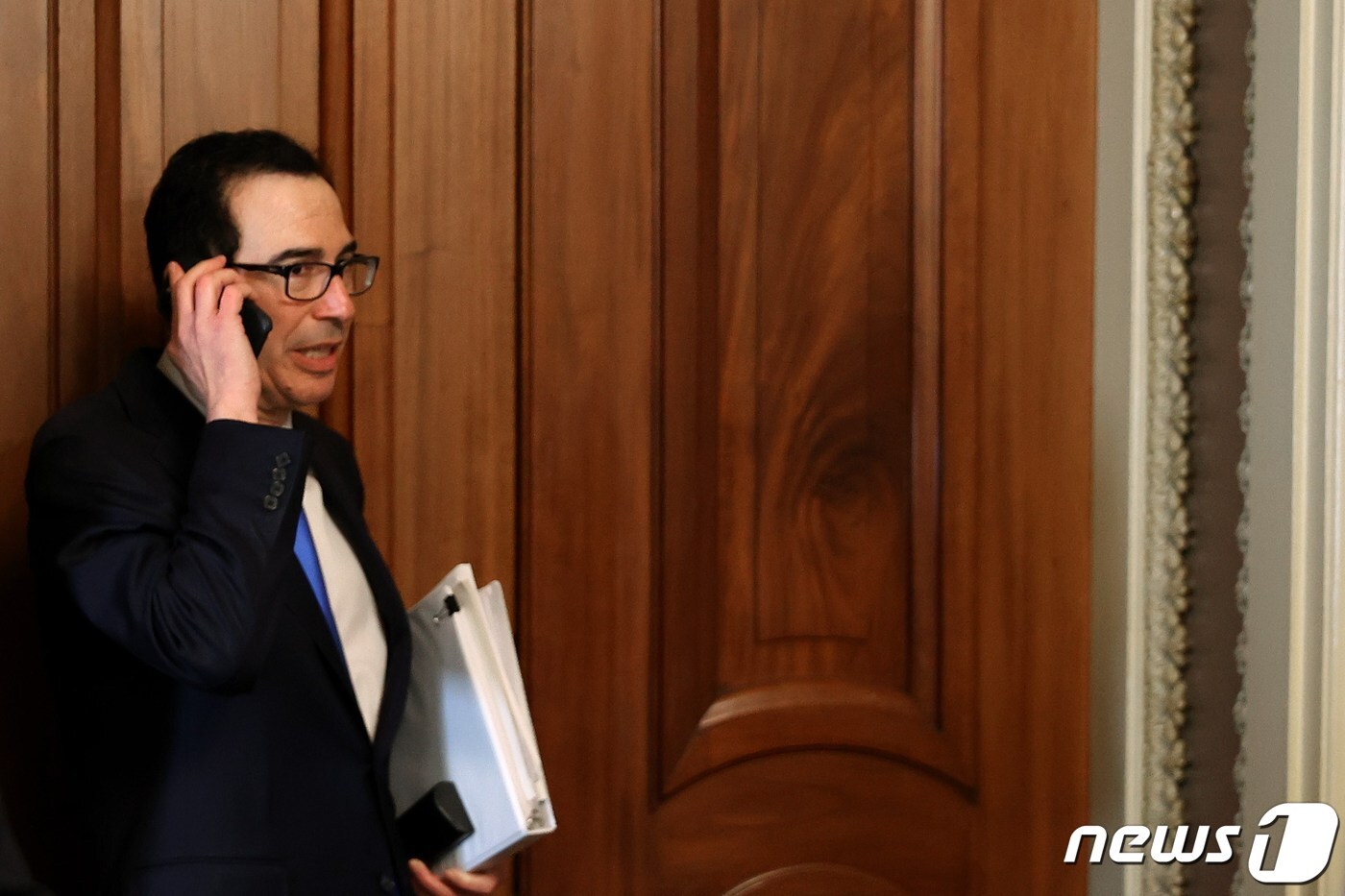 스티븐 므누신 미국 재무장관이 24일(현지시간) 척 슈머 민주당 상원원내 대표와 코로나19 관련 2조달러 규모의 경기부양 법안 협상을 위해 워싱턴 의사당에 도착을 하고 있다. ⓒ AFP=뉴스1 ⓒ News1 우동명 기자