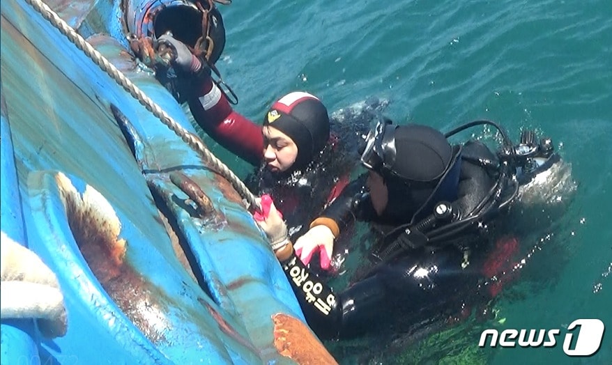 제주해경 소속 잠수요원이 스크루에 부유물이 걸린 예인선 C호 수중작업을 벌이고 있다.(제주해양경찰서 제공)2020.3.25 /뉴스1ⓒ News1
