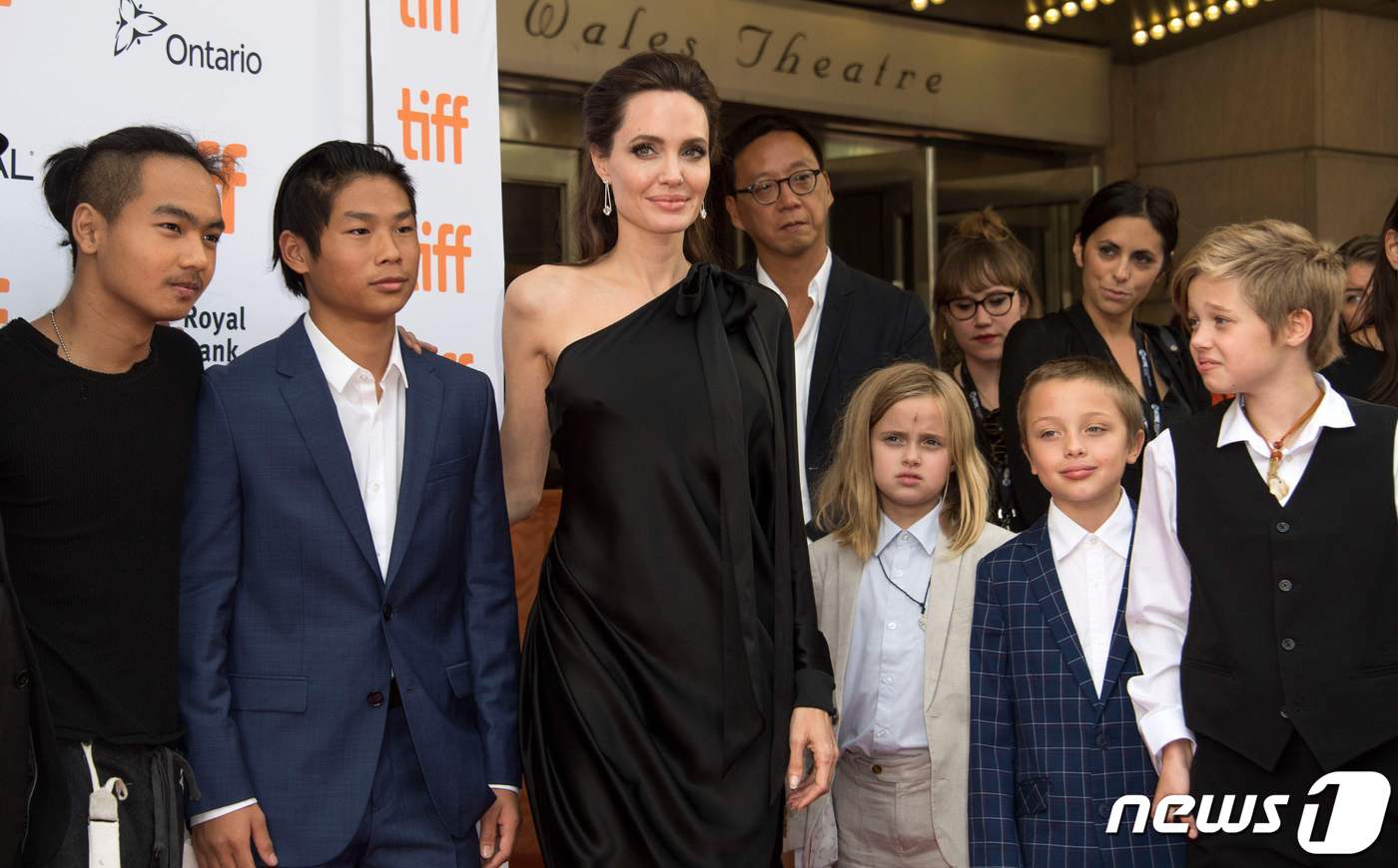 왼쪽부터 매덕스, 팍스 티엔, 안젤리나 졸리, 비비안, 녹스, 샤일로  ⓒ AFP=뉴스1