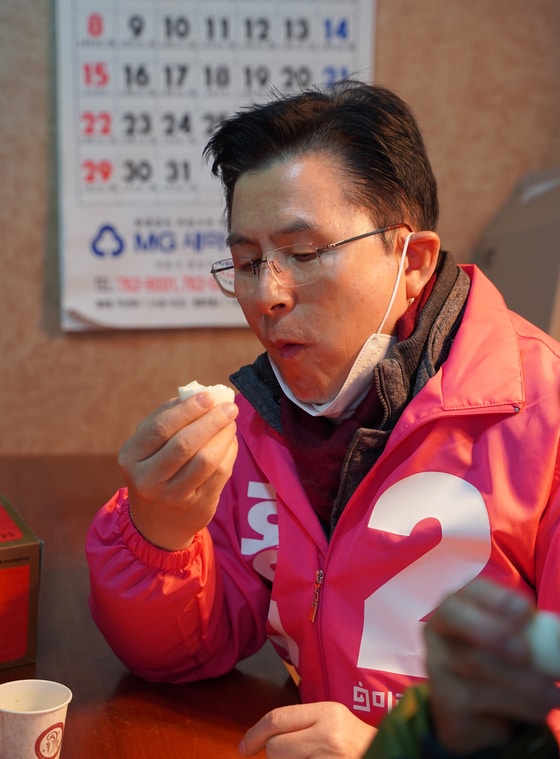 서울 종로구에 출마하는 황교안 미래통합당 대표가 지난 28일 서울 종로구 혜화동 인근 음식점을 찾아 계란을 먹고 있다. (황교안캠프 제공) 2020.3.28/뉴스1