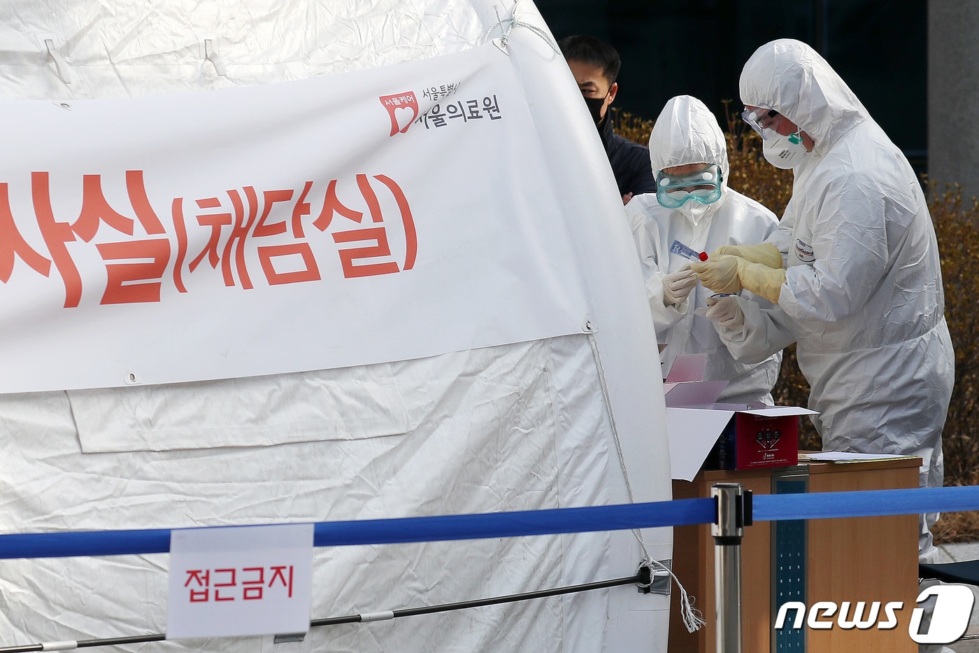 3일 오전 서울 중랑구 서울의료원에 마련된 선별진료소에서 의료진들이 내원객을 돌보고 있다. 서울의료원은 지난 20일부터 보건복지부와 서울시로부터 코로나19(신종코로나 바이러스 감염증) 전담병원으로 지정돼 운영되고 있다. 2020.3.3/뉴스1 ⓒ News1 민경석 기자