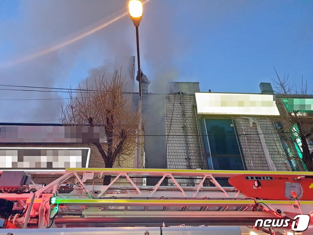 경기 부천서 심곡본동 의류매장에서 불이 나 6000여만 원 상당의 재산피해가 발생했다.(부천소방서 제공)ⓒ 뉴스1