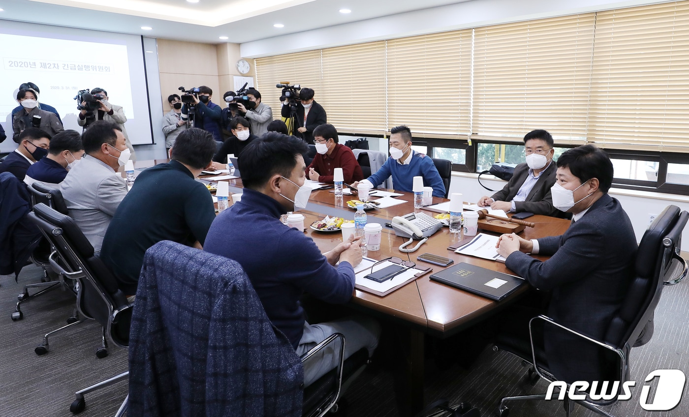 31일 오후 서울 강남구 KBO 센터에서 프로야구 10개 구단 단장들이 참석하는 긴급 실행위원회가 열리고 있다. /뉴스1 ⓒ News1 김진환 기자