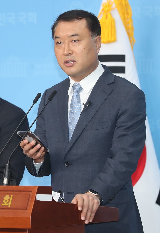 지난 3월 31일 당시 황희석 열린민주당 비례대표 후보가 제21대 총선 제2호 공약인 검찰개혁 방안을 발표하고 있는 모습.  ⓒ News1 