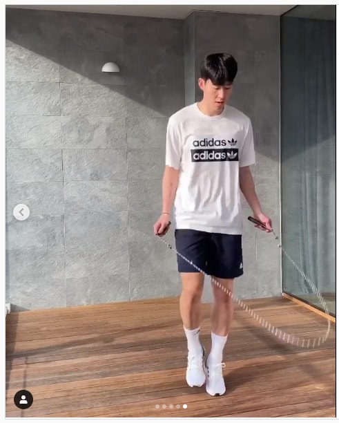 귀국 후 자가격리 중인 손흥민이 홈트레이닝 사진을 공개했다. (손흥민 SNS) ⓒ 뉴스1