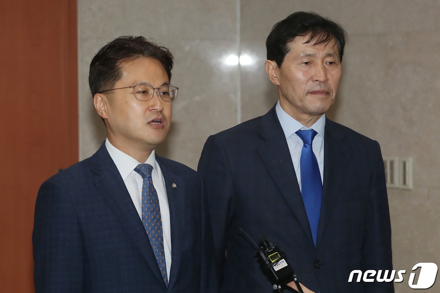 김정우 더불어민주당 의원(왼쪽)과 이학영 의원이 5일 오전 서울 여의도 국회 정론관에서 기자회견을 마치고 취재진의 질문에 답하고 있다. 이날 김 의원과 이 의원은 "경기 군포시 갑 ·을 선거구를 하나로 합구하고 세종시를 분구하는 등의 여야3당 415총선 선거구 획정 관련 조정안 즉각 철회돼야 한다"고 밝혔다. 2020.3.5/뉴스1 ⓒ News1 임세영 기자