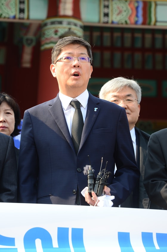 지난 4월 1일 당시 김홍걸 더불어시민당 비례대표 후보가 광주 국립 5·18민주묘지 민주의문 앞에서 발언하고 있다. 총선 뒤 더불어민주당과 합당으로 민주당 의원이 된 김 의원은 '대북전단 살포 금지법'을 자신의 1호법안으로 제출했다. ⓒ News1