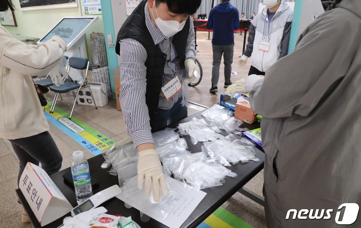 제21대 국회의원 선거 사전투표 첫날인 10일 오전 제주시청에 마련된 이도2동 사전투표소에서 관계자들이 안내소를 정리하고 있다.2020.4.10/뉴스1 ⓒ News1 오현지 기자