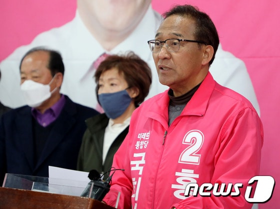 강릉선거구 보수 통합당 홍윤식 후보가 무소속 최명희 후보에게 ‘야권 단일화’를 공식적으로 제안했다. 기자회견하는 홍윤식 후보. News1 DB