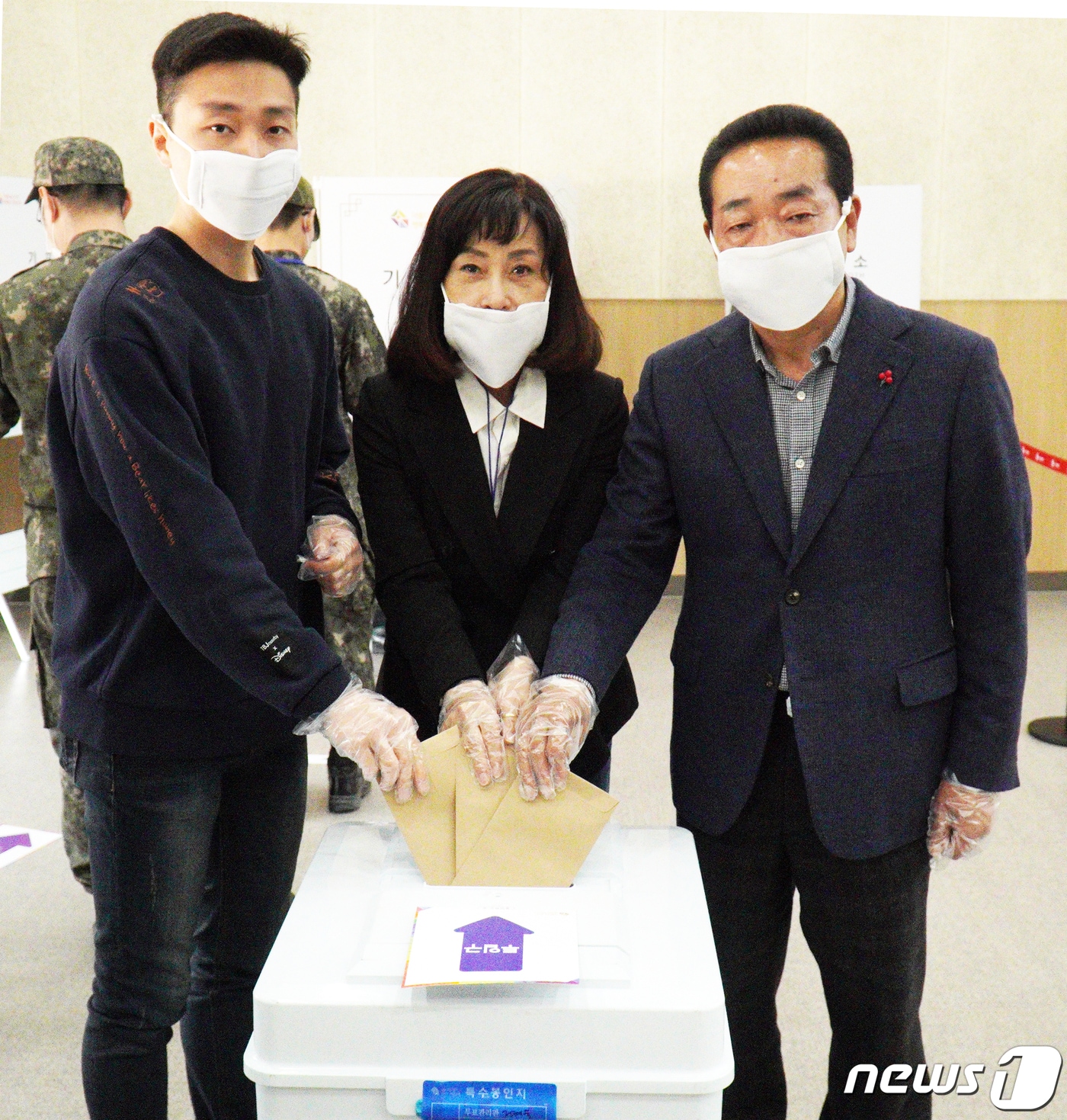 원경환 더불어민주당 후보(강원 홍천·횡성·영월·평창 선거구)가 사전투표 첫날인 10일 강원 횡성군 횡성읍복지센터 투표장에서 부인, 아들과 함께 사전투표를 하고 있다. (원경환 후보 선거사무실 제공) 2020.4.10/뉴스1 ⓒ News1