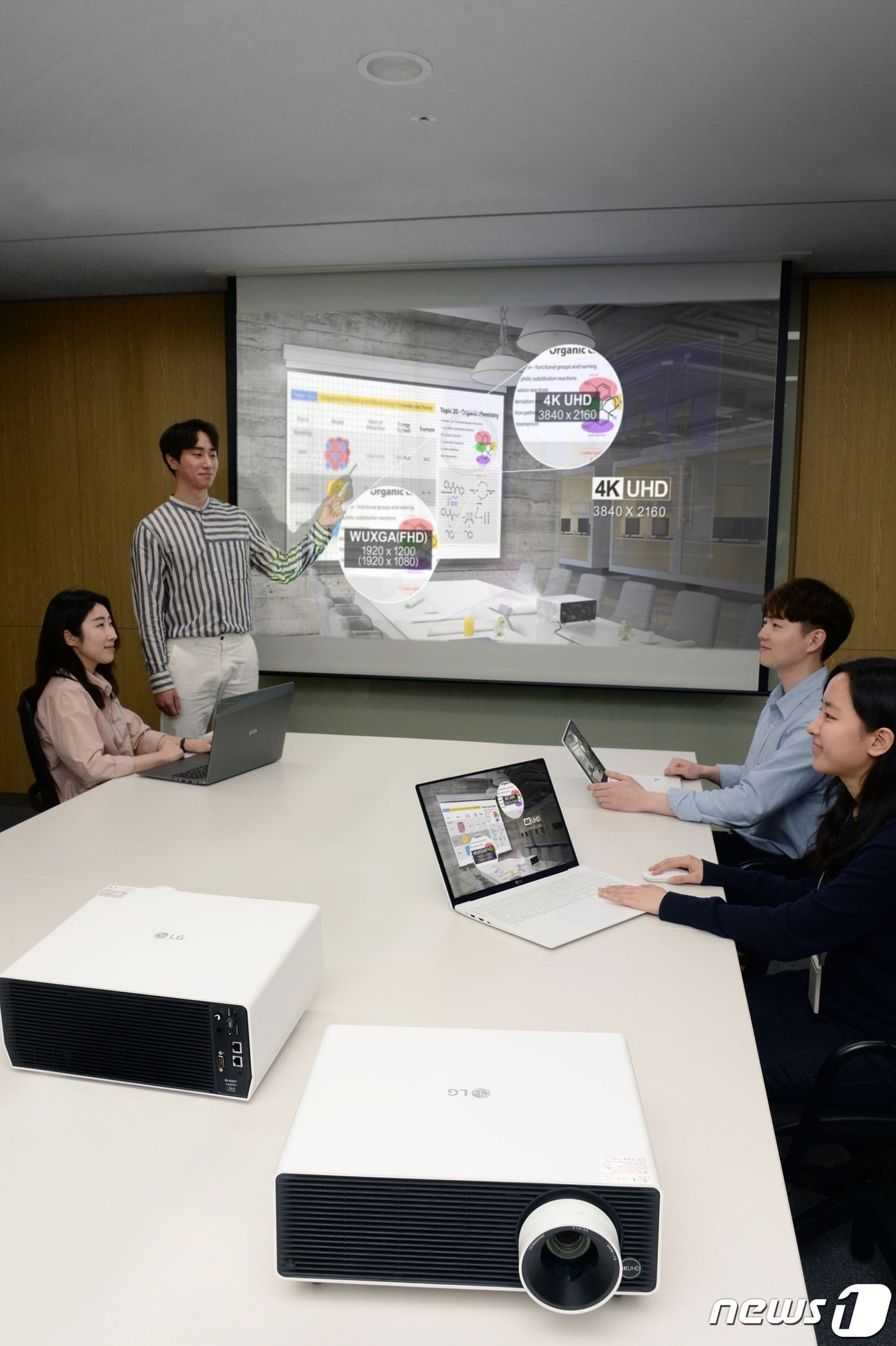 LG전자 임직원들이 LG서울역빌딩 회의실에서 4K UHD 해상도뿐 아니라 다양한 편의 기능까지 탑재한 비즈니스 프로젝터 'LG 프로빔' 신제품(모델명: BU50NST)으로 회의를 하고 있다.(LG전자 제공)2020.04.13/뉴스1 ⓒ 뉴스1