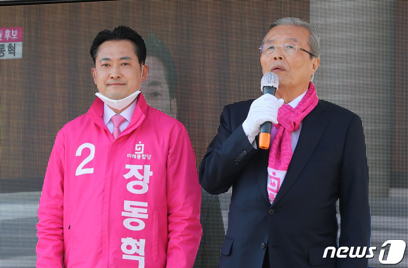 2020년 4월 3일 당시 김종인 미래통합당 총괄선거대책위원장이 대전 유성구 유성시장 앞에서 시민들에게 장동혁 대전 유성구갑 후보의 지지를 호소하고 있는 모습. 2020.4.13 ⓒ 뉴스1 김기태 기자