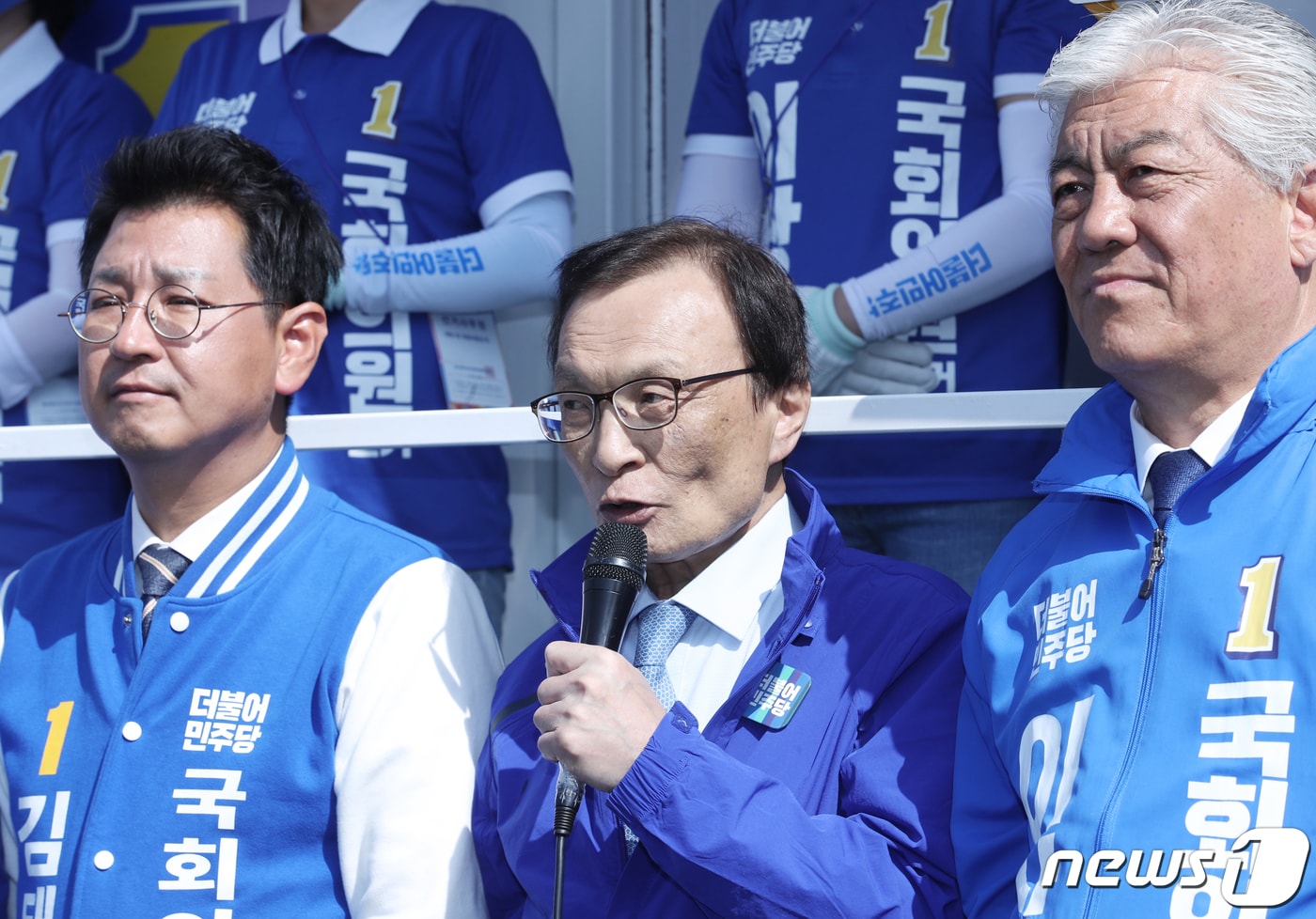 이해찬 더불어민주당 전 대표가 지난 21대 총선 당시 울산 북구 현대자동차 울산공장 명촌정문 사거리에서 시민들을 향해 이상헌 울산 북구 후보의 지지를 호소하는 모습. 2020.4.14/뉴스1 ⓒ News1 DB