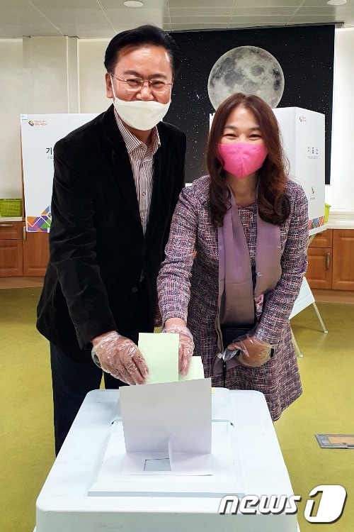 제21대 국회의원 선거날인 15일 강원 영월군 영월읍 제2투표소에서 유상범 미래통합당 강원도 홍천·횡성·영월·평창 국회의원 후보 부부가 투표를 하고 있다. 2020.4.15/뉴스1 ⓒ News1