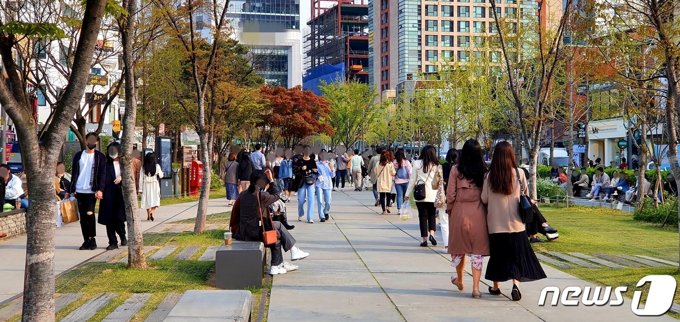 서울 마포구 연남동 경의선 숲길공원(연남동 철길공원)에  봄나들이가 이어지고 있다. 2020.4.15 ⓒ 뉴스1 황덕현 기자