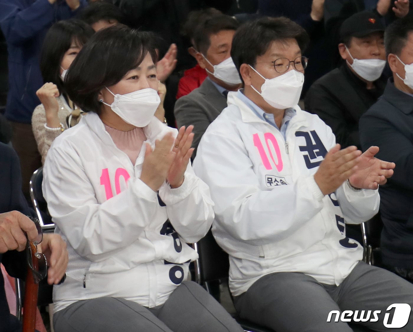 21대 총선 강릉 지역구에 출마한 무소속 권성동 후보가 15일 강원 강릉시 선거캠프에서 방송 3사 출구조사 결과 41.5%로 1위를 기록하자 환호하고 있다. 2020.4.15/뉴스1 ⓒ News1 하중천 기자