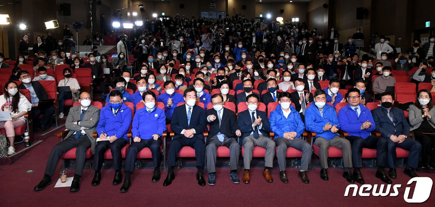 이해찬·이낙연 더불어민주당 공동상임선대위원장 등이 15일 오후 서울 여의도 국회 의원회관에 마련된 21대 국회의원선거 개표상황실에서 출구조사 방송을 지켜보고 있다. 2020.4.15/뉴스1 ⓒ News1 박세연 기자