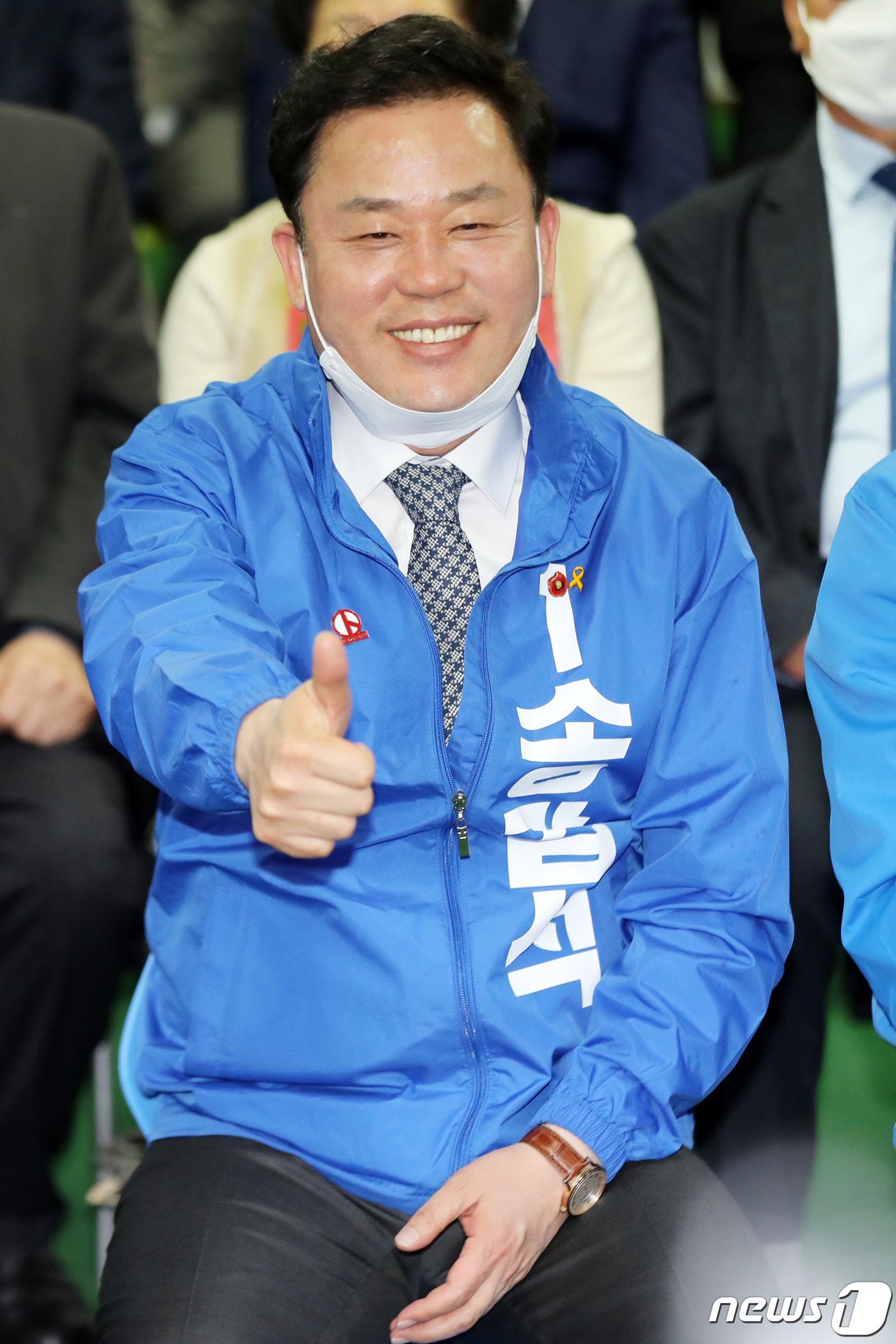 제21대 국회의원선거일인 15일 오후 광주 서구 더불어민주당 광주시당에서 송갑석 서구갑 후보가 엄지를 치켜세워 보이고 있다. 2020.4.15/뉴스1 ⓒ News1 황희규 기자